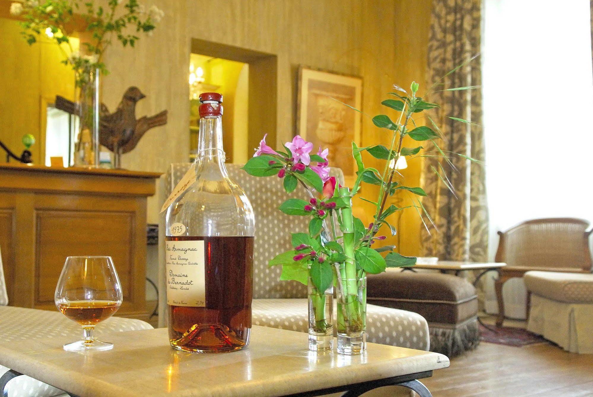 Logis Hotel - Restaurant Maison Claude Darroze Лангон Экстерьер фото